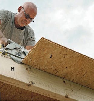 Isoleret anneks: Plader på isoleret anneks skæres til Isoleret anneks: Plader på isoleret anneks skæres til, når de alle er lagt